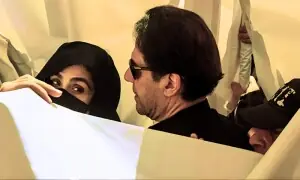 &rsquo;دونوں اب عادی مجرم کہلائیں گے&lsquo;: عمران اور بشریٰ کو توشہ خانہ ٹو میں سزاؤں پر ردعمل