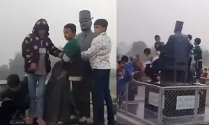 علامہ اقبال کے مجسمے کی بے حرمتی، سیکیورٹی سپروائزر معطل علامہ اقبال کے مجسمے کی بے حرمتی، سیکیورٹی سپروائزر معطل