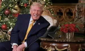 ٹرمپ اور میلانیا کی بچوں سے کرسمس پر گفتگو، &rsquo;کسی برے سانتا کو امریکہ میں داخل نہیں ہونے دیں گے&lsquo;