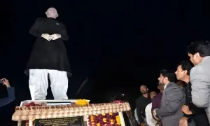 کراچی: قائداعظم کا مجسمہ خستہ حالی کا شکار، گندگی اور ٹوٹی دیواریں