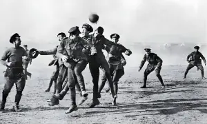 جب کرسمس پر جنگ عظیم کو ایک دن کے لیے روکا گیا، دشمنوں نے فٹبال بھی کھیلی