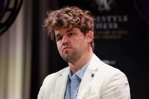 Chess-Irate Carlsen pushes away camera after World Blitz Championships loss