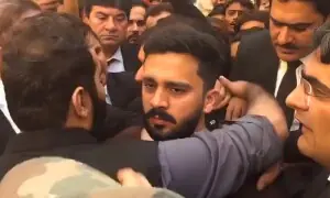 یوٹیوبر رجب بٹ پر وکلا کا تشدد، شدید زخمی