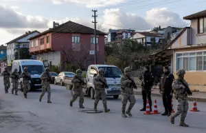 Three Turkish police, six Daesh militants killed in clash