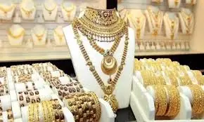 Gold prices tumble sharply in Pakistan and global markets