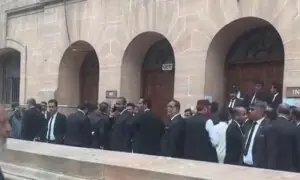 Karachi lawyers stage strike over FIR against colleagues