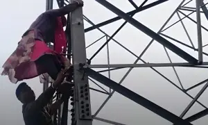 محبت کا جنون: &rsquo;بسنتی&lsquo; شادی کے لیے &rsquo;ویرو&lsquo; بن کر ٹاور پر چڑھ گئی