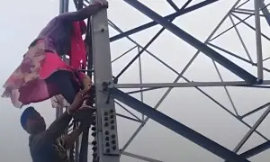 محبت کا جنون: ’بسنتی‘ شادی کے لیے ’ویرو‘ بن کر ٹاور پر چڑھ گئی محبت کا جنون: ’بسنتی‘ شادی کے لیے ’ویرو‘ بن کر ٹاور پر چڑھ گئی