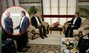 ایاز صادق اور بھارتی وزیرِ خارجہ کا مصافحہ، مسکراہٹ اور خوشگوار جملوں کا تبادلہ