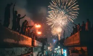 کراچی میں سالِ نو کا جشن، ہوائی فائرنگ سے 27 افراد زخمی، 56 ملزمان گرفتار