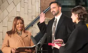 میئر نیویارک ظہران ممدانی نے عہدے کا حلف اُٹھا لیا، 3 قرآنی نسخوں کا استعمال