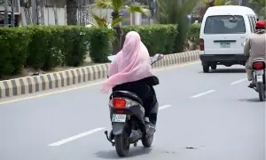 کراچی: لانڈھی میں موٹرسائیکل چلانے والی خاتون ٹریلر کی ٹکر سے جاں بحق