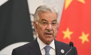 مودی نے پاکستان سے بچنے کے لیے دنیا بھر سے بھیک مانگی: وزیرِ دفاع