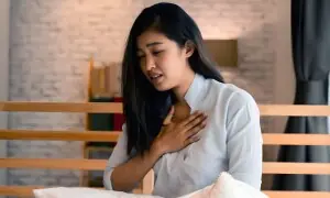 سردیوں میں سینے پر وزن یا دباؤ محسوس ہو تو اسے نظر انداز نہ کریں سردیوں میں سینے پر وزن یا دباؤ محسوس ہو تو اسے نظر انداز نہ کریں