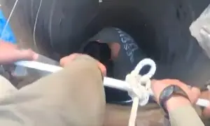 کراچی: خواتین سمیت 5 افراد کنویں میں گر کر بے ہوش ہوگئے کراچی: خواتین سمیت 5 افراد کنویں میں گر کر بے ہوش ہوگئے