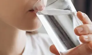 پینے سے پہلے پانی سے پلاسٹک کے ذرات نکالنے کا آسان ترین طریقہ پینے سے پہلے پانی سے پلاسٹک کے ذرات نکالنے کا آسان ترین طریقہ