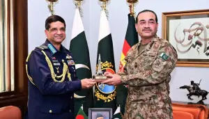 فیلڈ مارشل سے بنگلہ دیشی ایئر چیف کی ملاقات، دفاعی تعلقات کے فروغ کا عزم