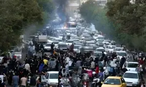 ایران میں مہنگائی کے خلاف احتجاج بے قابو، مظاہرین کا پولیس پر پتھراؤ، ملک بھر میں انٹرنیٹ بند