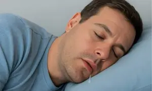 سوتے ہوئے رال بہنا گہری نیند کی نشانی ہے یا بیماری؟ سوتے ہوئے رال بہنا گہری نیند کی نشانی ہے یا بیماری؟