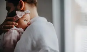 بیٹیوں کی پیدائش باپ کو کس خطرناک ذہنی بیماری سے بچاتی ہے؟