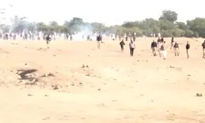 کراچی: باغ جناح میں پی ٹی آئی کارکنان کا پولیس پر پتھراؤ، پولیس کی شیلنگ، متعدد کارکن زیر حراست