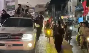 پی ٹی آئی جلسہ: سہیل آفریدی کا قافلہ باغِ جناح کے قریب پہنچ گیا پی ٹی آئی جلسہ: سہیل آفریدی کا قافلہ باغِ جناح کے قریب پہنچ گیا