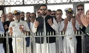 سہیل آفریدی کی مزارقائد پر حاضری؛ &rsquo;سندھ حکومت نے ٹوپی اور اجرک کی بے حرمتی کی&lsquo;