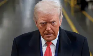 امریکی صدر ٹرمپ کا آوازیں کسنے والے شخص کو نازیبا اشارہ