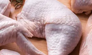 چکن اسکن کے ساتھ پکائیں یا اس کے بغیر؟ صحت کے لیے کیا بہتر ہے