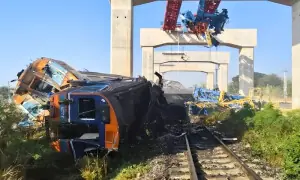 تعمیراتی کرین گرنے سے تھائی لینڈ میں ٹرین کو حادثہ، 22 افراد ہلاک