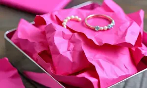 سنار سونا اور چاندی گلابی کاغذ میں ہی کیوں لپیٹتے ہیں؟