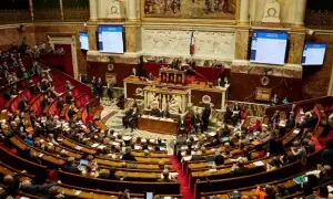 فرانس کی حکومت تختہ اُلٹنے سے بال بال بچ گئی