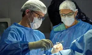 پانچ سالہ پاکستانی بچے کے سینے سے &rsquo;بغیر سر والا بچہ&lsquo; نکال لیا گیا