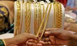 سونے کی قیمت ہزاروں روپے نیچے آگئی سونے کی قیمت ہزاروں روپے نیچے آگئی