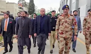 محسن نقوی اور سرفراز بگٹی کا ایف سی بلوچستان نارتھ ہیڈکوارٹر کا دورہ، شہدا کو خراجِ عقیدت