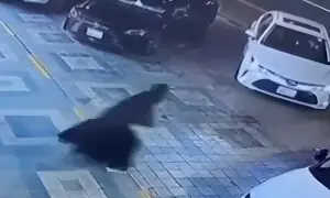 لڑکی نے گاڑی میں بیٹھی ماں اور بچے کو حادثے سے بچا لیا، ویڈیو وائرل