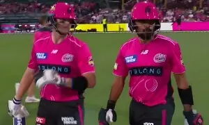 بی بی ایل: اوور کی آخری گیند پر بابراعظم کے اسٹروک پر اسٹیو اسمتھ کا سنگل لینے سے انکار