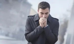 آپ کے ہاتھ ٹھنڈے کیوں رہتے ہیں؟ 6 ممکنہ وجوہات اور ان کا آسان حل