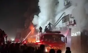 کراچی: گل پلازہ میں آگ لگ گئی، دو افراد جاں بحق