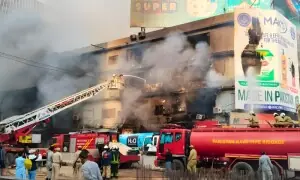 کراچی کے گل پلازہ میں رات گئے لگی آگ تاحال بے قابو، 5 افراد جاں بحق، 20 زخمی