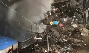 کراچی: گُل پلازہ کے دو حصے منہدم، آتشزدگی میں جاں بحق 6 افراد کی شناخت ہوگئی