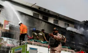 کراچی: گل پلازہ میں لگی 16 گھنٹے بعد بھی بے قابو، 6 افراد جاں بحق، متعدد زخمی