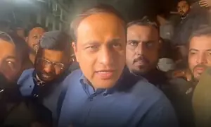 22 گھنٹے بعد گل پلازہ پہنچنے پر تاجروں کا احتجاج، میئر کراچی &rdquo;نامنظور&ldquo; کے نعرے
