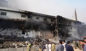 گل پلازہ میں لگی تباہ آگ 34 گھنٹوں بعد بھی بے قابو، 9 افراد پلاک ، 65 لاپتہ