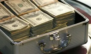 بھوک اور بے بسی کا شور دبانے کے لیے طاقتور طبقے کے خوشحالی کے نعرے