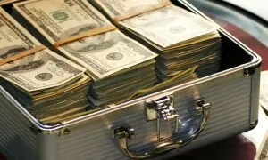 بھوک اور بے بسی کا شور دبانے کے لیے طاقتور طبقے کے خوشحالی کے نعرے