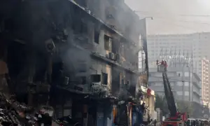 گُل پلازہ آتشزدگی میں اب تک 15 افراد ہلاک، 65 سے زائد لاپتہ