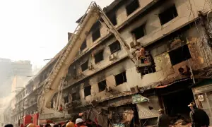 گل پلازہ: ریسکیو اہلکار عمارت میں داخل، ہلاکتوں کی تعداد 18 ہوگئی، 74 لاپتہ