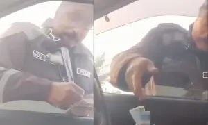 لاہور: پولیس اہلکار کا بسم اللہ پڑھ کر &rsquo;رشوت&lsquo; لیتے ہوئے ویڈیو وائرل