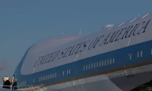 Trump&rsquo;s Air Force One returns after minor electrical issue